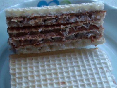 Domowe kajmaki czyli wafle tortowe z masą czekoladową.