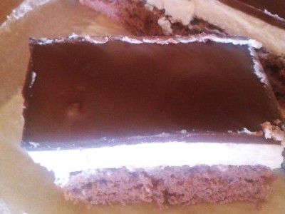 Przepis na czekoladowy biszkopt z masą  z serków waniliowych.