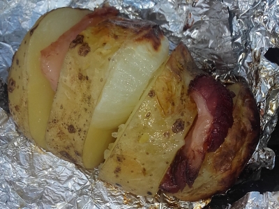 Grillowane ziemniaki z plastrami boczku.