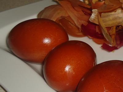 Sposób na barwienie wielkanocnych jajek w łupinach z cebuli.
