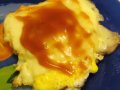 Jajka na bekonie z żółtym serem.