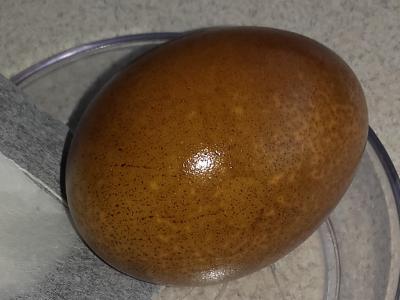 Wielkanocne jajko barwione w herbacie.