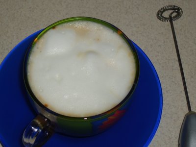 Delikatna kawa ze spienionym mlekiem.
