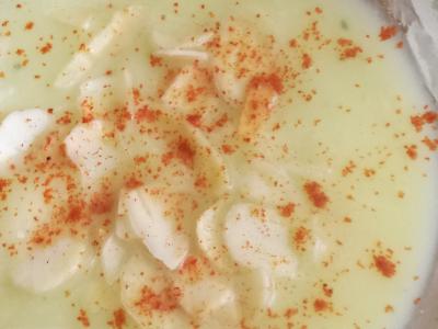 Przepis na zupę krem z cukinii z płatkami migdałowymi.