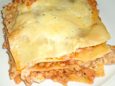 Przepis na lasagne z sosem beszamelowym i mięsem mielonym.
