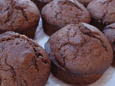 Łatwe muffinki z kawałkami czekolady.