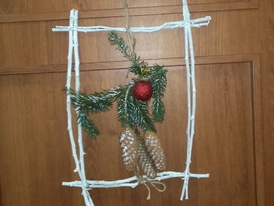 Jak wykonać ozdobny świąteczny stroik na drzwi wejściowe?